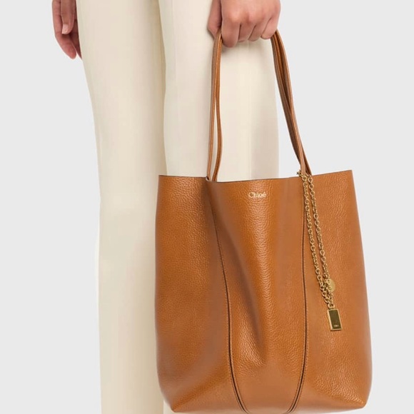 Chloe “Spin” Medium Tote Bag in shiny-grained leather - Picture 12 of 13